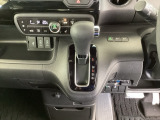 足元スッキリ、インパネシフトです。パーキングブレーキはフットブレーキタイプなので、運転席と助手席の間がスッキリしています。