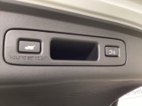 ハンズフリーアクセスパワーテールゲートは、足先をかざすだけで開閉でき、荷物で手がふさがっている時も便利。予約クローズ機能により、離れると自動で閉まるため、積み込み後もスムーズに移動できます。