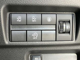安全装備に関するボタンやオートスライドドアスイッチ等、運転席周りにまとめて設置されています