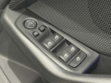 ドアミラー調整とパワーウインドウスイッチは操作し易い位置に装備されております