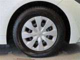 純正のスチールホイール+ホイールキャップ装着車です。