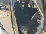 運転席、助手席です。座面も広くゆったりと座れてアームレストも付いているので重宝します。