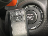 【キーレススタートシステム】カバンやポケットに入れたままでもドアの施錠・解錠が可能なスマートキーを装備。エンジンのオン・オフ時もカギを取り出す必要が無いからとっても便利です♪