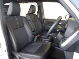 インテリア・シートカラーは一部に合成皮革をあしらったスタイリッシュなブラック!前席は寒い時期に重宝するシートヒーター付きです!