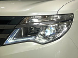 【LEDヘッドライト】悪天候や夜間走行時も良好な視界を確保し安心して運転できる高輝度LEDヘッドライトを装備!点灯速度が早く、消費電力も抑えられています。