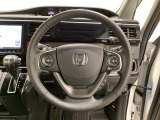 ハンドルにHondaセンシング系のクルーズコントロールやレーンキープアシストなどのスイッチと、オーディオの操作スイッチが装備されています。ハンドルから手を離さず安全に操作できます。