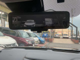インテリジェント ルームミラーは、車両後方のカメラ映像をミラー面に映し出すので、車内の状況や、天候などに影響されずいつでもクリアな後方視界が得られます。
