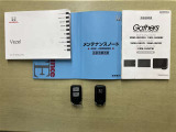 メンテナンスノートおよび備え付けのカギの画像になります。これまでの点検・整備履歴が確認できるメンテナンスノートが揃っており、車両の管理状況が分かりやすくなっています。