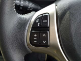 【ステアリングスイッチ】手元でオーディオの音量調整やソース切り替えができるスイッチです!運転中でも視線や姿勢を変えることなく、簡単に操作できるのでとても便利ですね♪