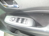 ドアミラーはドアの施錠で自動格納致します。運転席オート機能付き全席パワーウィンドウとなっております。