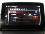 車線逸脱警報システムは、自車が車線から逸脱する可能性があることを知らせるシステムです。自車が車線から逸脱する可能性があると、警報と画面表示で運転者に危険を知らせます。