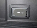 充電用USB端子付き。スマートフォンなどの充電に便利です。