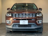 Jeep伝統の7スロットグリルが特徴です。