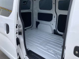 右側面から見た荷室スペースです。