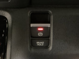 セレクトレバーの右に電子制御パーキングブレーキがあります。スイッチひとつで、停車した地点の傾斜などをシステムが検知・判断してブレーキ力を自動的に最適制御し、しっかり停車できるパーキングシステムです。