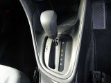 シフトレバーはフロアに配置されています。
