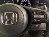 ハンドルにHondaセンシング系のクルーズコントロールやレーンキープアシストなどの操作スイッチが装備されています。ハンドルから手を離さず安全に操作できます。