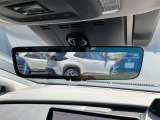 【スマートルームミラー】車両後方のカメラ映像をミラー面に映し出します。車内の状況や天候などに影響されずいつでもクリアな後方の視界が得られます♪