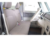 ベンチシートなので、左右どちらのドアからも乗り降りが可能ですので、狭い駐車場や縦列駐車をした際などに役立ちます!