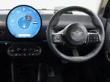 運転に必要な情報はヘッドアップディスプレイ、中央ディスプレイからタッチパネルで操作します。
