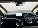 シンプルながら機能性あふれる運転席廻りです。視界性もよく、運転しやすいですよ。