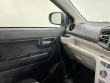 フロントシート(前席)です。よく乗る運転席にも、汚れや使用感も気になりません。肘掛けは、ちょっとした小物入れにもなります。