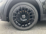 左前タイヤ。スポーティーなデザインで質感の高いAMG20インチマルチスポークアルミホイール。