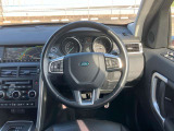 運転席は手の届きやすい位置にボタン類があり、スッキリとしたデザインとなっております。ステアリングも握りやすく、操作性が高い仕様になっております。