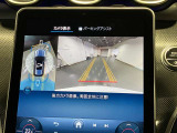 【全方位型モニター】クルマを上空から見下ろしているかのように、直感的に周囲の状況を把握できる全方位型モニター。狭い場所での駐車でも周囲が映像で確認できます。