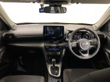 シンプルながら機能性あふれる運転席廻りです。視界性もよく、運転しやすいですよ。