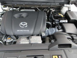 「SKYACTIV-G(ガソリン)」は、規格外の高圧縮を実現し、世界のエンジン技術者に驚きを与えました。さらに、それを維持したままノッキングの発生を抑え、熱効率を向上、走りにも寄与したエンジンです。