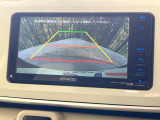 【バックカメラ】駐車時に後方がリアルタイム映像で確認できます。大型商業施設や立体駐車場での駐車時や、夜間のバック時に大活躍!運転スキルに関わらず、今や必須となった装備のひとつです!
