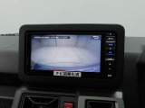 後退時に車両の後ろ側をモニター画面に表示します。車庫入れなどでバックする際に後方確認ができて便利です。車庫入れが苦手な人もこれで安心。