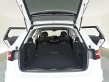 奥行きがあり、十分な広さを持つラゲッジスペースです。リアシートは分割可倒式ですので、大きな荷物を積載する事も可能です。