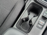 フロントシート間に配置されたドリンクホルダー。運転席・助手席どちらからも使いやすい設計です。