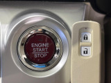 【Hondaスマートキー】カバンやポケットに入れたままでもドアの施錠・解錠が可能なスマートキーを装備。エンジンのオン・オフ時もカギを取り出す必要が無いからとっても便利です♪