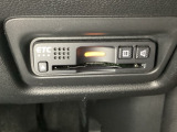 ハンドルの右下にETCがついています。高速道路の料金所の通過も楽々です!。 カードの取り出しもしやすい場所についています。