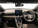 シンプルながら機能性あふれる運転席廻りです。視界性もよく、運転しやすいですよ。