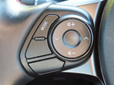 運転中、オーディオの操作をしてて、ハッとしたことはありませんか?ステアリングスイッチは、運転中でもハンドルでオーディオの操作が可能です。安全なドライブをサポートします。