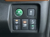 Hondaセンシング用の、VSA(ABS+TCS+横滑り抑制)解除と路外逸脱抑制機能のオンオフスイッチなどはハンドルの右側に装備しています。燃費に役立つECONボタンもここです。