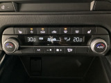 温度の設定のみで快適な風量やモードなどを自動調整してくれるフルオートエアコンを装備!