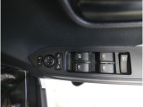 運転席には、ドアミラーの開閉および角度調整、集中ドアロック機能、さらには全ウィンドーの開閉操作を可能にするスイッチが一つに集約。運転中でもスムーズかつ効率的に操作でき、安全性と快適性に役立っています。