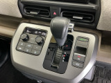 運転席周辺のスマートなレイアウトが、操作のしやすさを実現。快適なドライブをサポートします。手元で操作ができる、電子制御パーキングブレーキ。