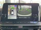 『アラウンドビューモニター』は、空から見下ろすような視点で、スムースな駐車と安全確認をサポートします。