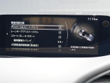 こちらのお車には先進安全装備が多数搭載されています。衝突被害を回避あるいは軽減するためのブレーキや、後方死角からの接近警報、車線逸脱を防止する警報装置など、詳しくはスタッフまでお尋ねください。