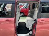 リアシートはスライド出来ますので、軽自動車なのに足元広々!ゆったり乗ることが出来ます。