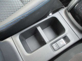 運転席助手席で使用できるドリンクホルダーです。