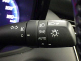 【オートライト】車外の明るさに応じて、自動的にライトの点灯・消灯をしてくれます。