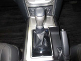 シフトは素早いシフトが可能なゲート式。マニュアル感覚でシフトができる6速シーケンシャルマシフトチック付です。