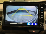 リバースギアに入れるだけで後方の表示へ切り替わります。夜間や雨の日の駐車も楽になりますよ。